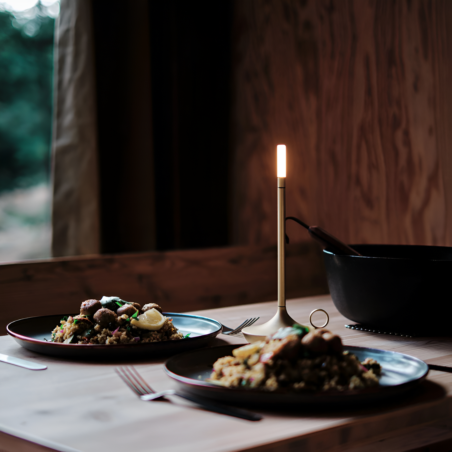 Bärbar cylindrisk bordslampa