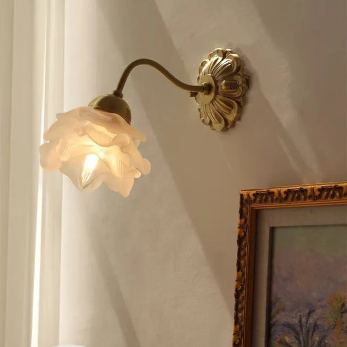 BlossomGlow – Vintage Koppar Blomblad Vägglampa