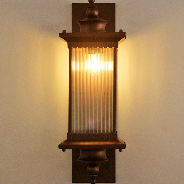 Utomhusvägglampa med rektangulär retrohölje