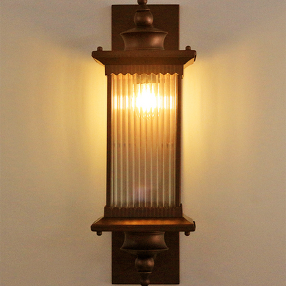 Utomhusvägglampa med rektangulär retrohölje