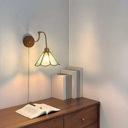 Vägglampa med vintage mässingsglashätta