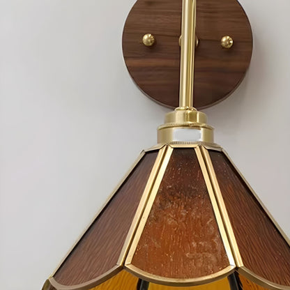 Vägglampa med vintage mässingsglashätta