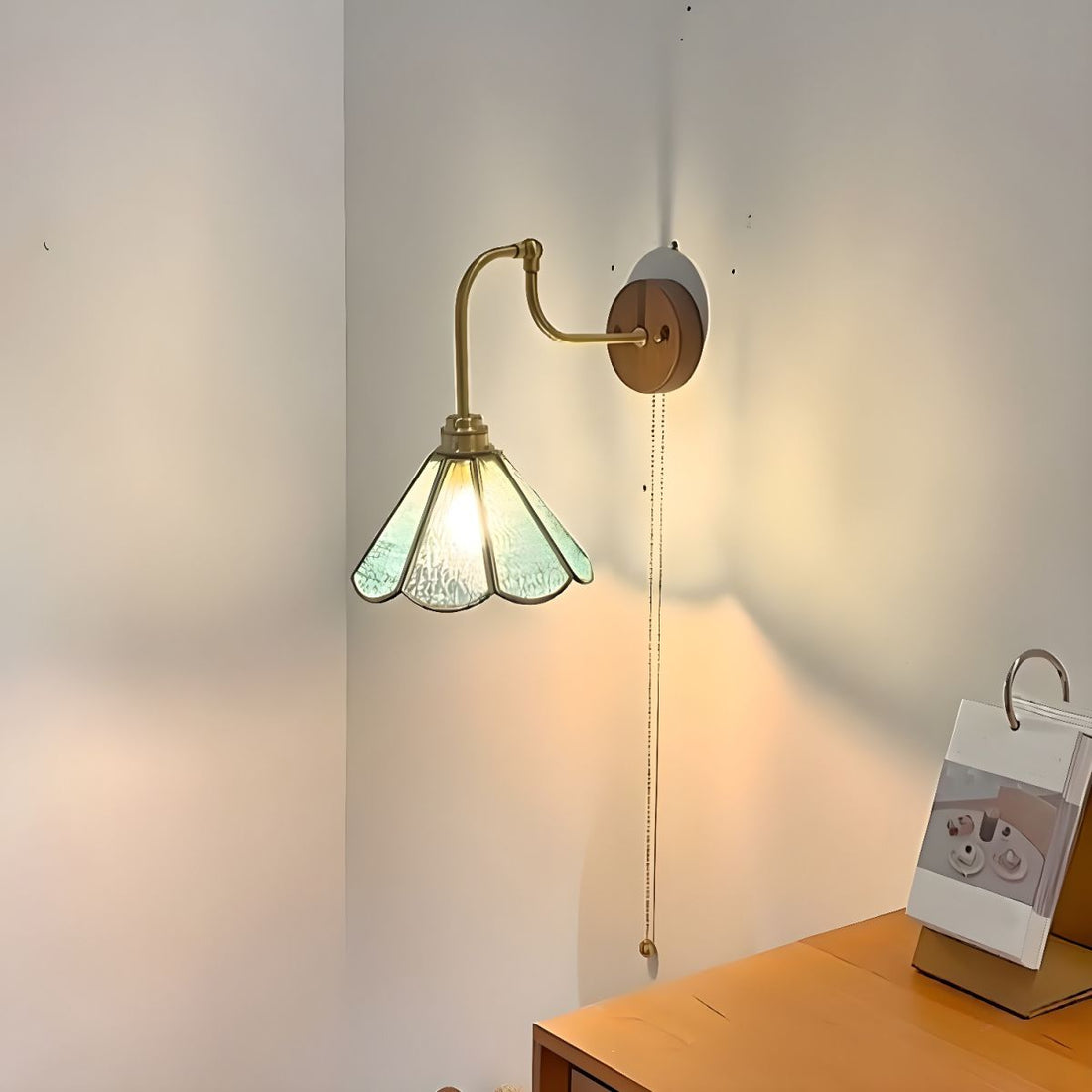 Vägglampa med vintage mässingsglashätta