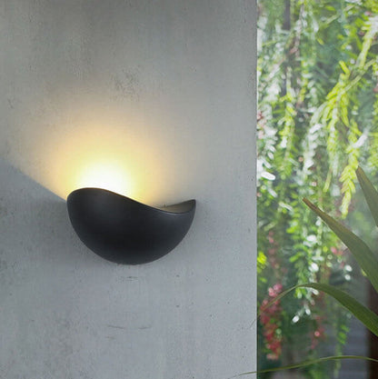 Minimalistisk halvcirkelformad LED-vägglampa i aluminium