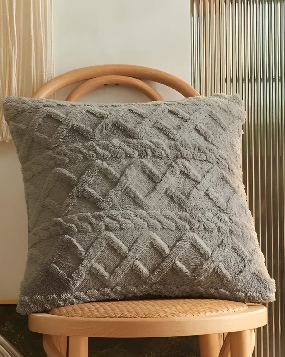 Carvallo – Lyxig Reliefkudde med subtil geometrisk design för en stilren interiör