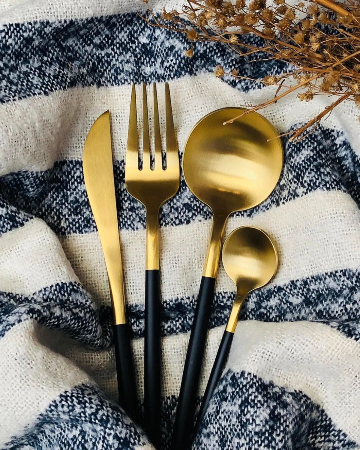 Carvallo Lumine – Lyxigt Bestickset med Guldaccenter och Matt Svarta Handtag