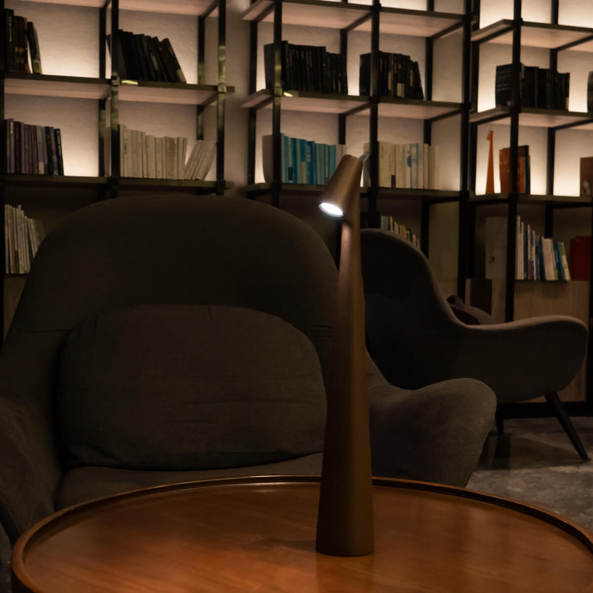 GlowContour – Stilren skrivbordslampa med skulpterad design