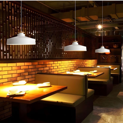 Hänglampa i färgglad metallfinish