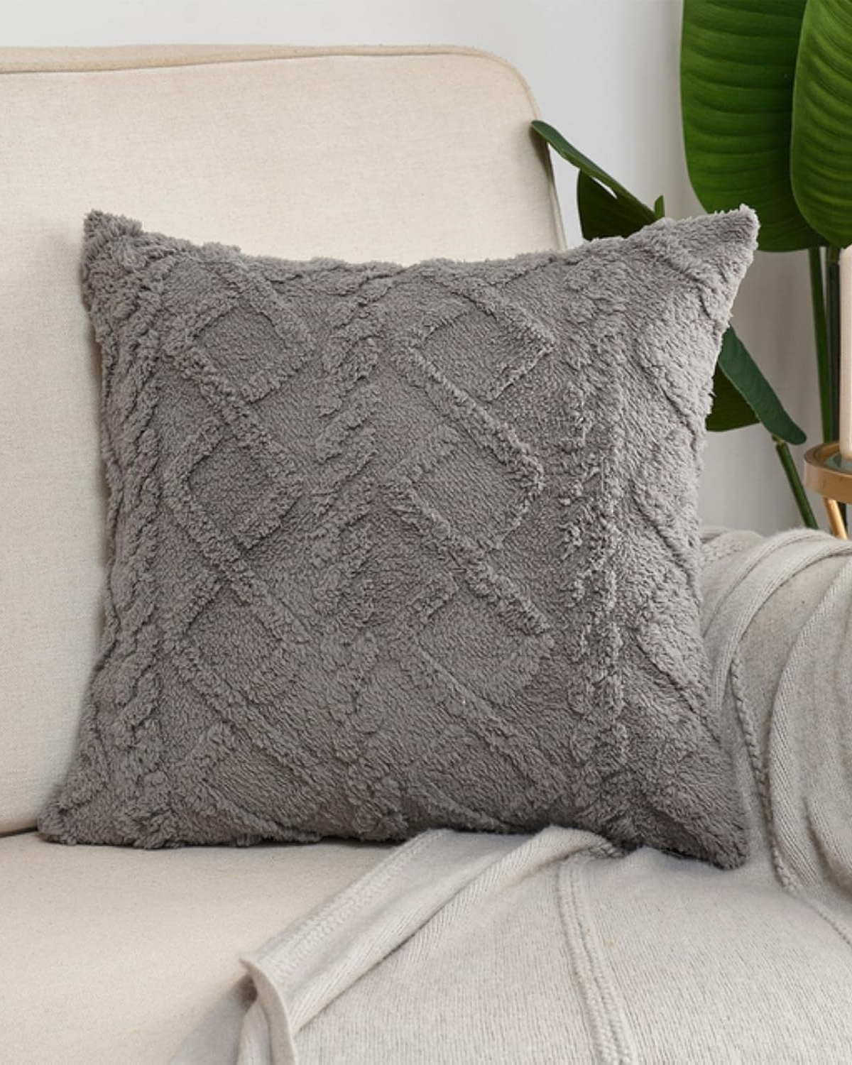 Carvallo – Lyxig Reliefkudde med subtil geometrisk design för en stilren interiör