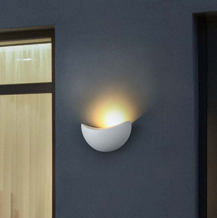 Minimalistisk halvcirkelformad LED-vägglampa i aluminium