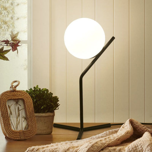 GlobeGlow - Modern Bordslampa med Vit Glaslamphuvud