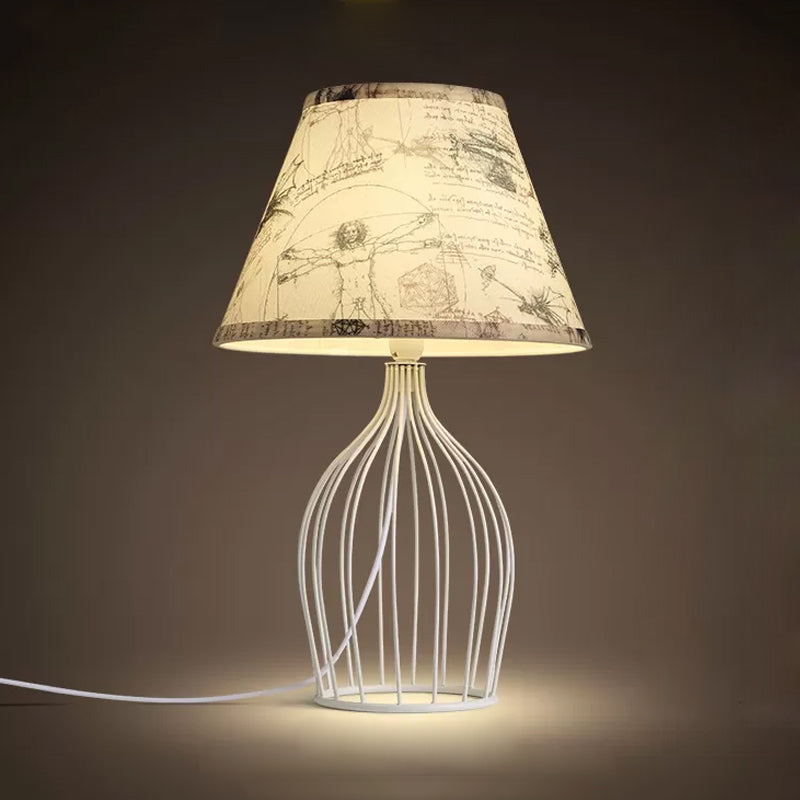 LumeCone – Kegelformad Bordslampa med Trådkorgsbas