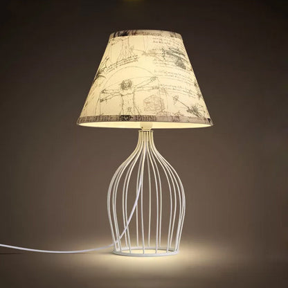 LumeCone – Kegelformad Bordslampa med Trådkorgsbas
