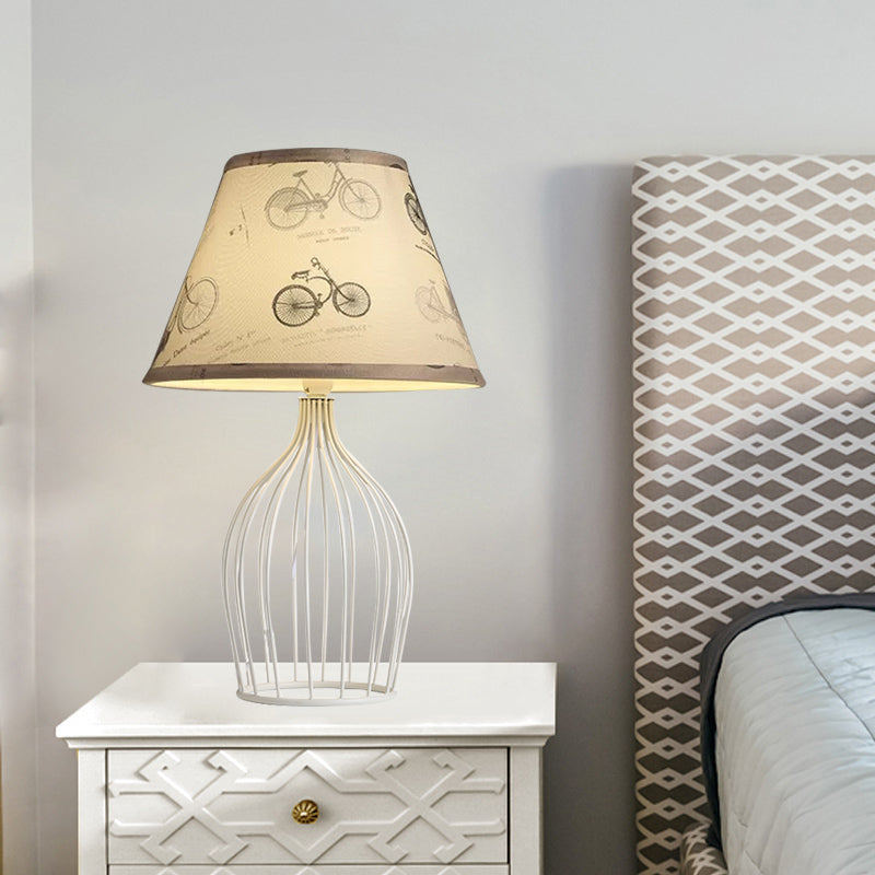 LumeCone – Kegelformad Bordslampa med Trådkorgsbas