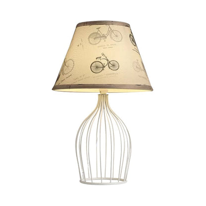 LumeCone – Kegelformad Bordslampa med Trådkorgsbas