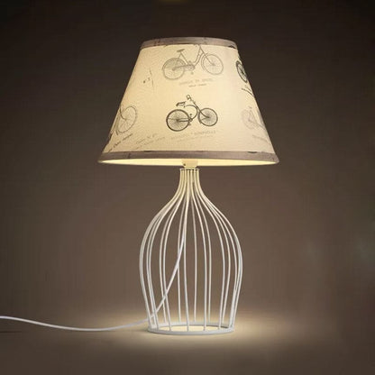 LumeCone – Kegelformad Bordslampa med Trådkorgsbas