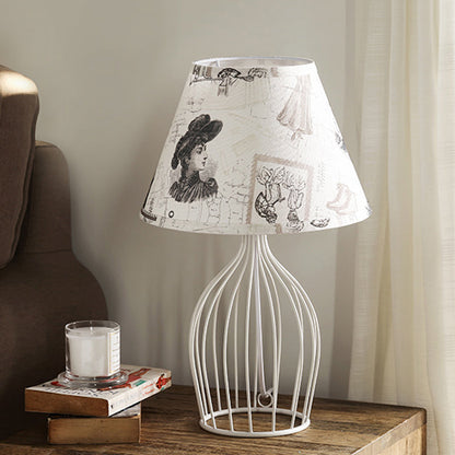 LumeCone – Kegelformad Bordslampa med Trådkorgsbas