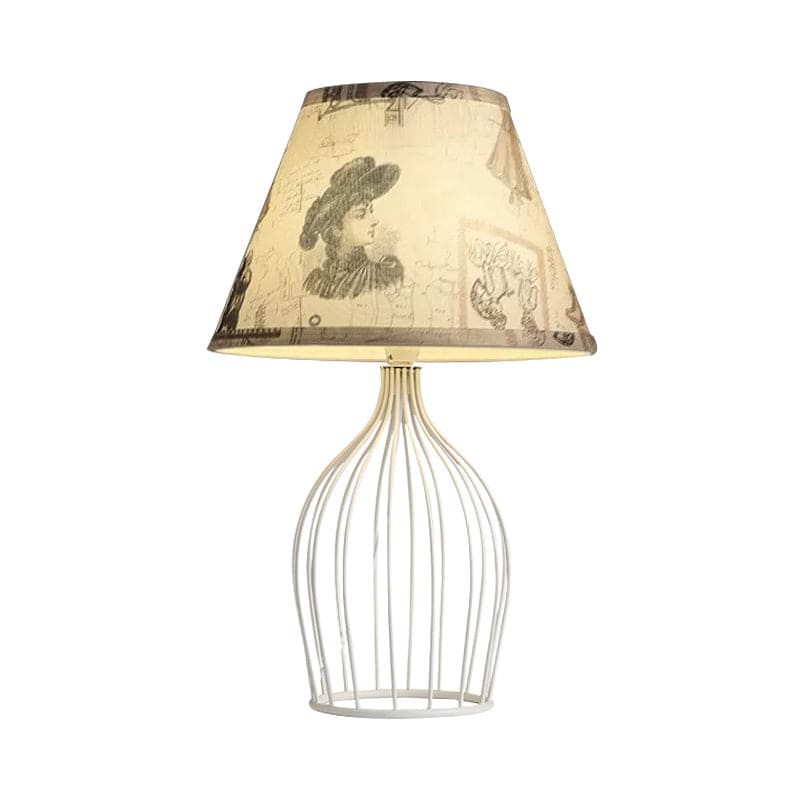 LumeCone – Kegelformad Bordslampa med Trådkorgsbas