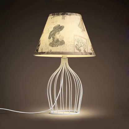 LumeCone – Kegelformad Bordslampa med Trådkorgsbas