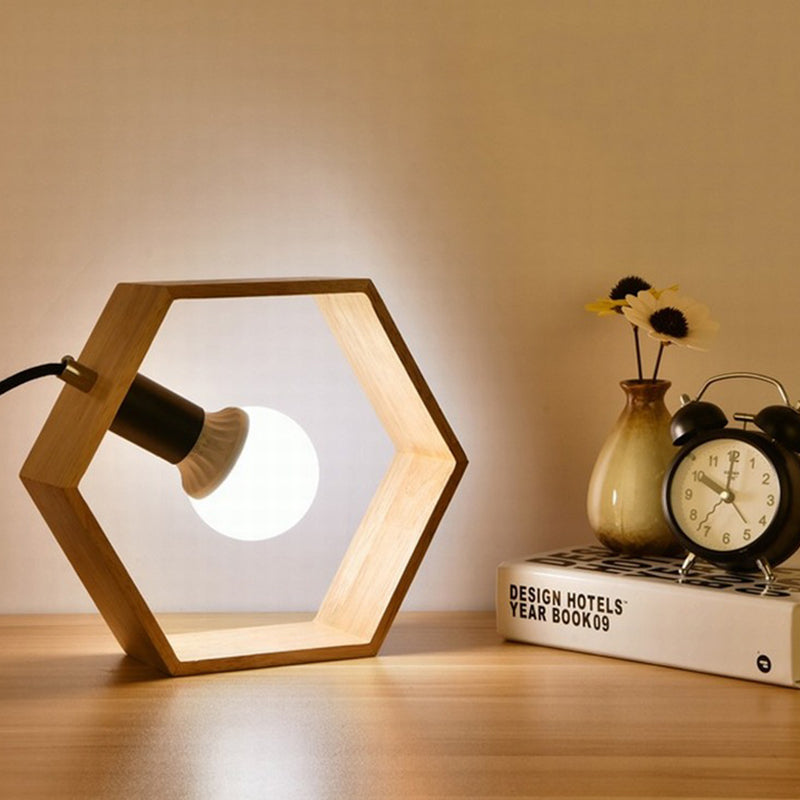 HexaGlow – Elegant Sexkantig Trä Bordslampa för en Varm Atmosfär