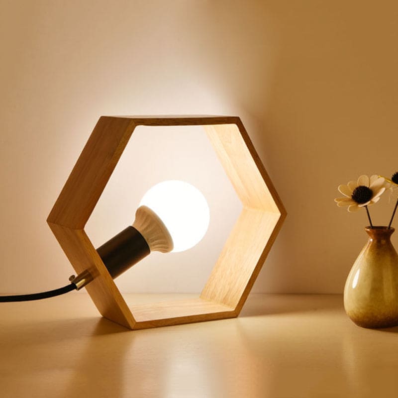 HexaGlow – Elegant Sexkantig Trä Bordslampa för en Varm Atmosfär