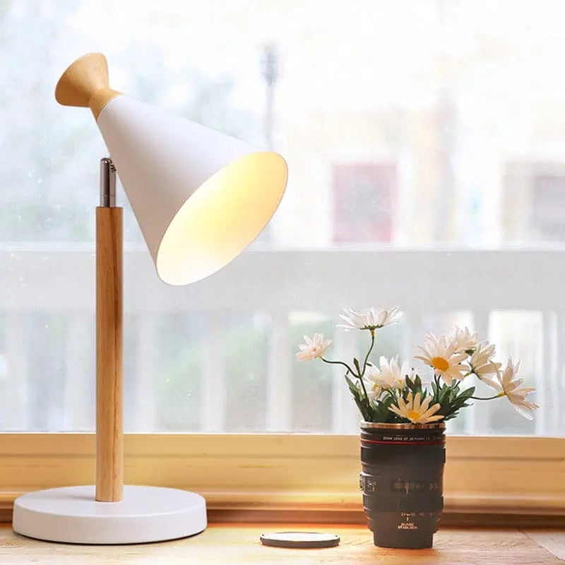 ÉclatNordic – Modern Bords lamp i Järn med Trumpet Design