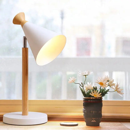 ÉclatNordic – Modern Bords lamp i Järn med Trumpet Design