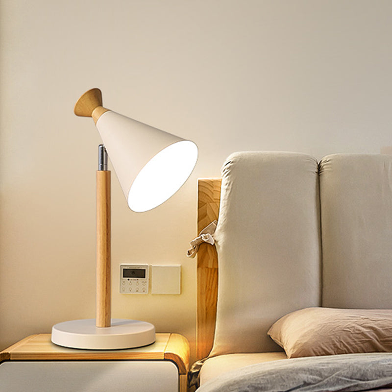 Carvallo - Modern rustik lampa med elegant konisk design och energieffektiv LED-belysning