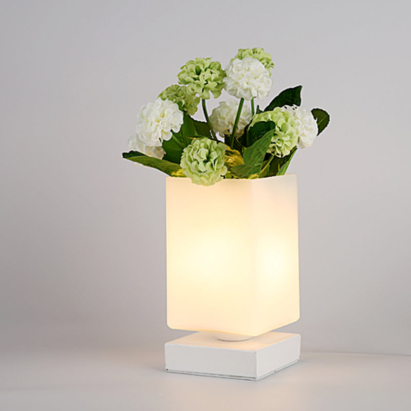 MoonGlaze - Elegant Art Deco glas nattlampa för en romantisk sovrumsatmosfär.