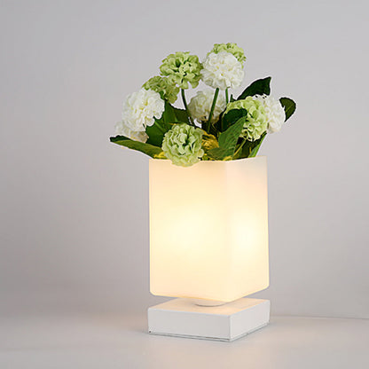 MoonGlaze - Elegant Art Deco glas nattlampa för en romantisk sovrumsatmosfär.