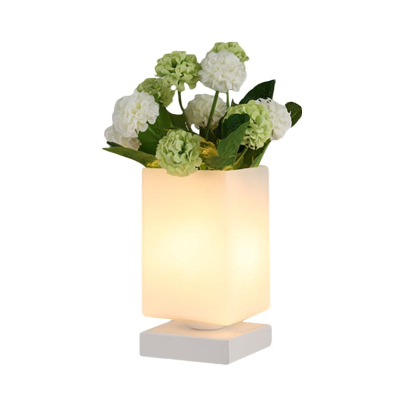 MoonGlaze - Elegant Art Deco glas nattlampa för en romantisk sovrumsatmosfär.