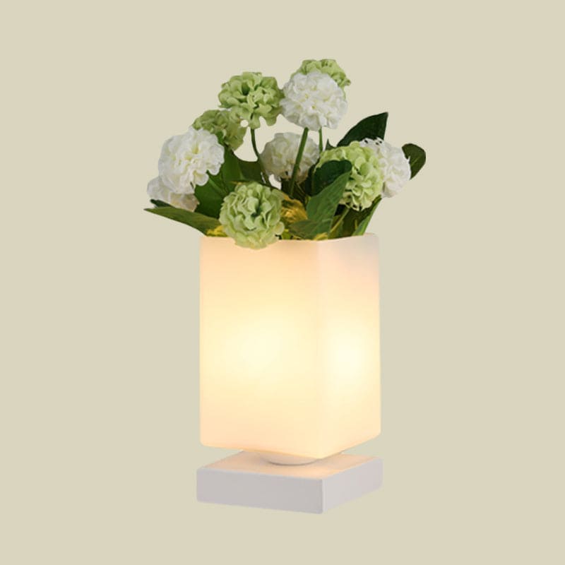 MoonGlaze - Elegant Art Deco glas nattlampa för en romantisk sovrumsatmosfär.