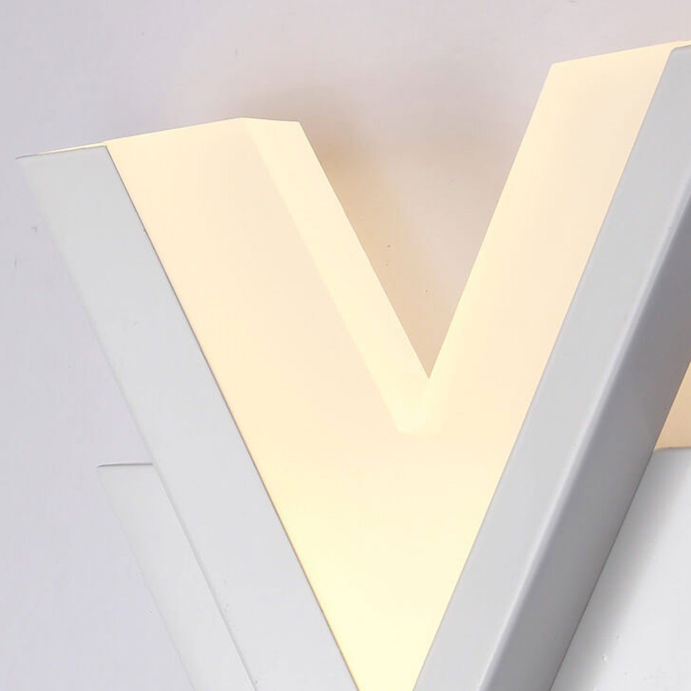 Minimalistisk V-formad LED-vägglampa
