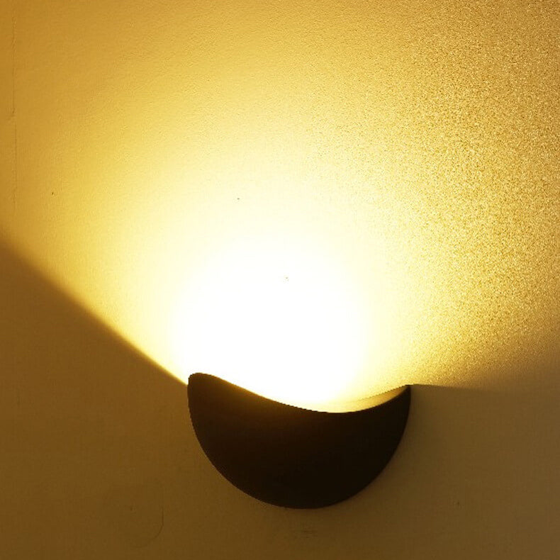 Minimalistisk halvcirkelformad LED-vägglampa i aluminium