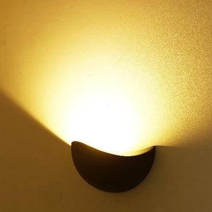 Minimalistisk halvcirkelformad LED-vägglampa i aluminium