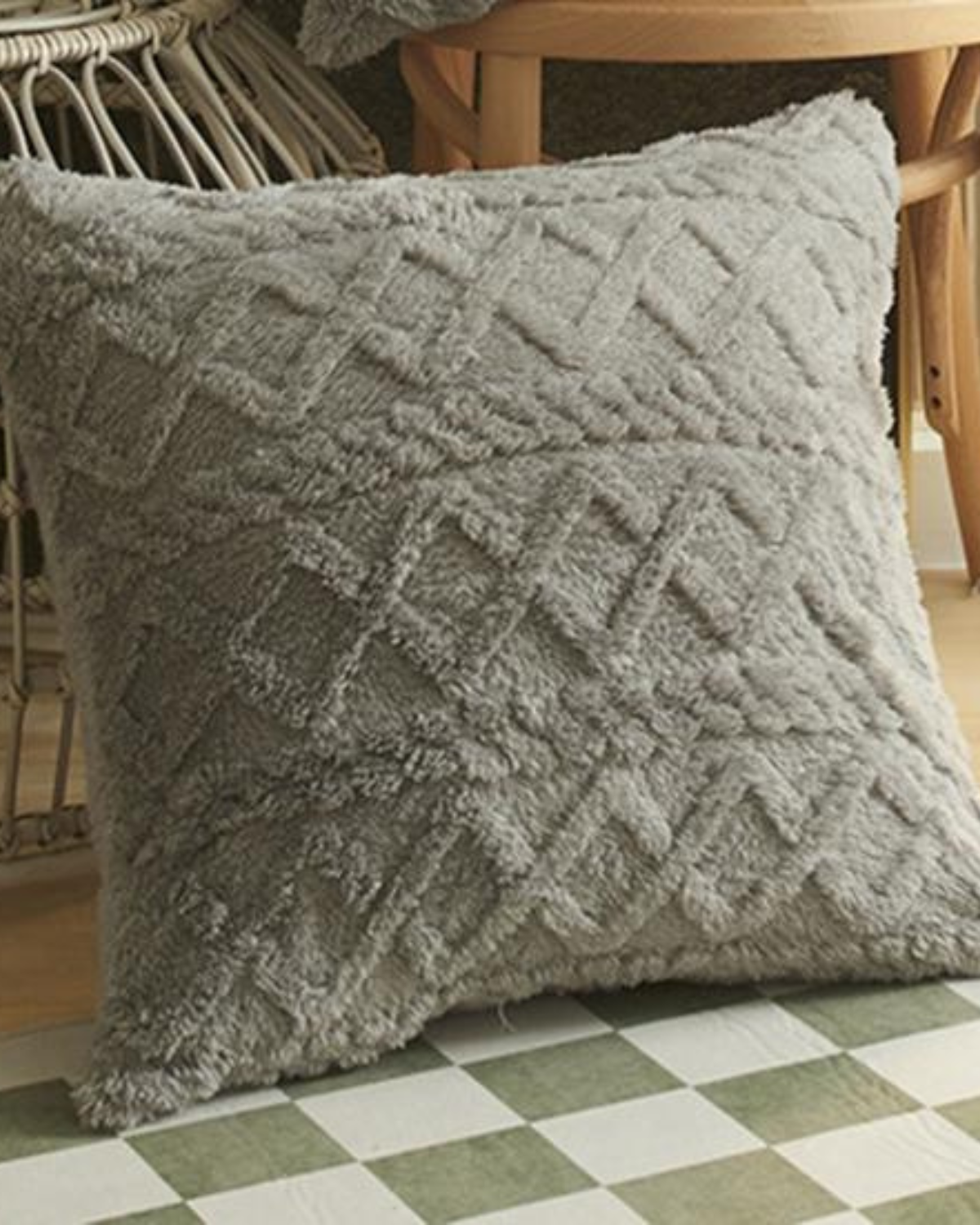 Carvallo – Lyxig Reliefkudde med subtil geometrisk design för en stilren interiör