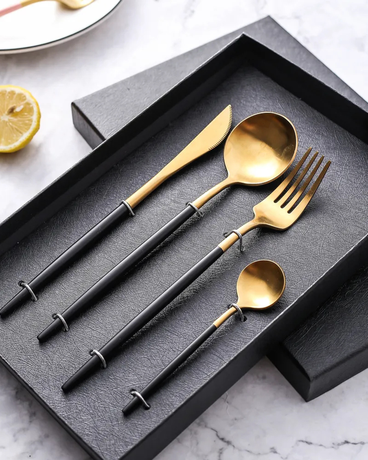 Carvallo Lumine – Lyxigt Bestickset med Guldaccenter och Matt Svarta Handtag