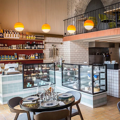 Hängande lampa med färgglad glaskula design