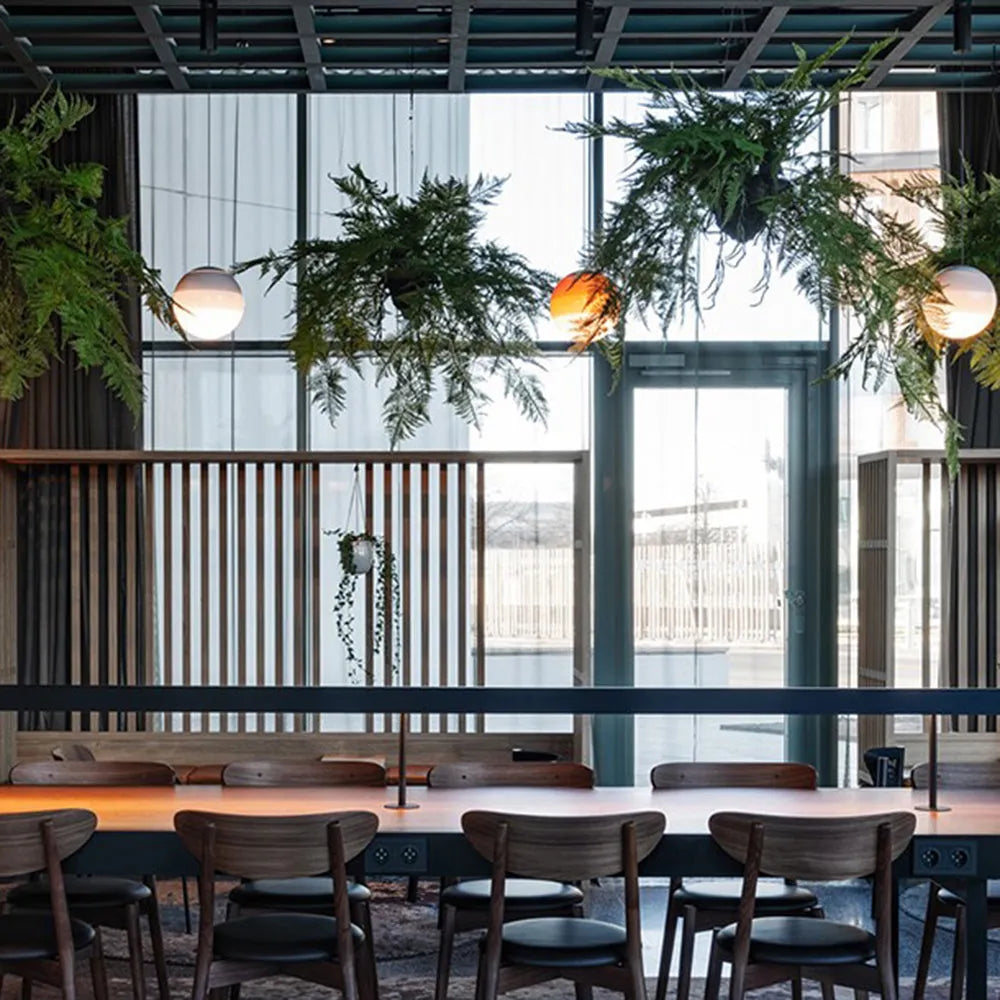 Hängande lampa med färgglad glaskula design