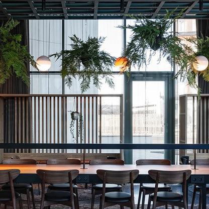 Hängande lampa med färgglad glaskula design