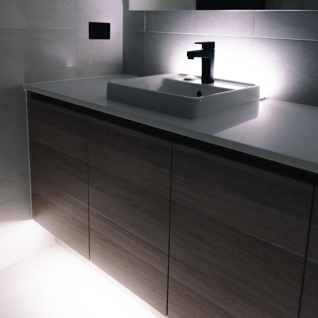 MotionBright - LED-lampa med rörelsesensor för moderna hem