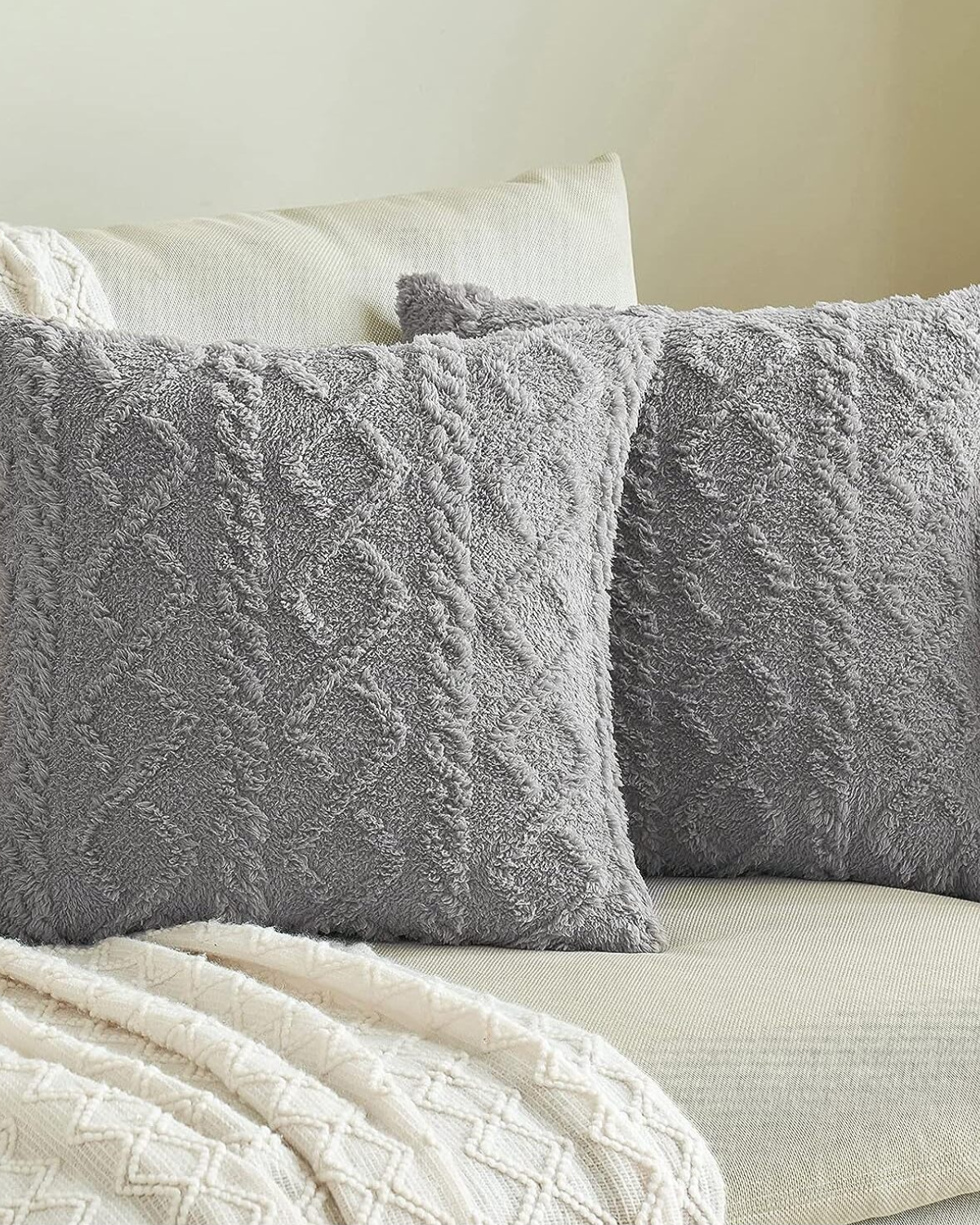 Carvallo – Lyxig Reliefkudde med subtil geometrisk design för en stilren interiör