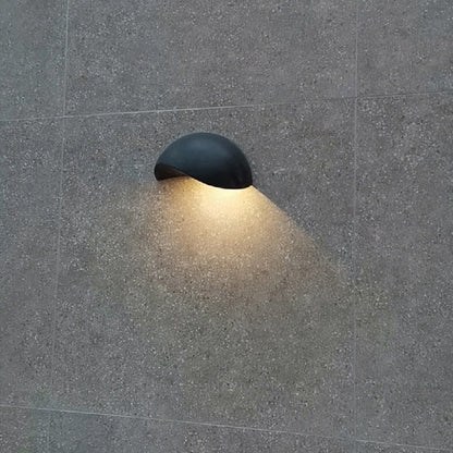 Minimalistisk halvcirkelformad LED-vägglampa i aluminium