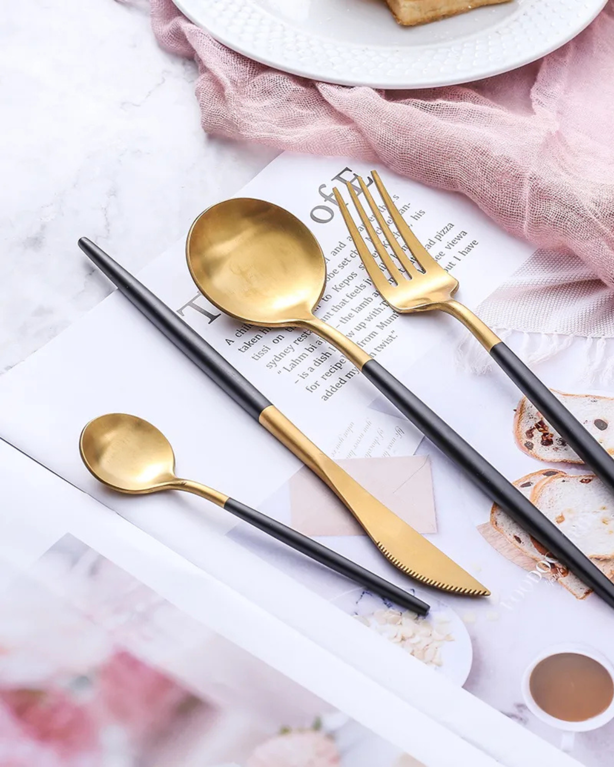 Carvallo Lumine – Lyxigt Bestickset med Guldaccenter och Matt Svarta Handtag
