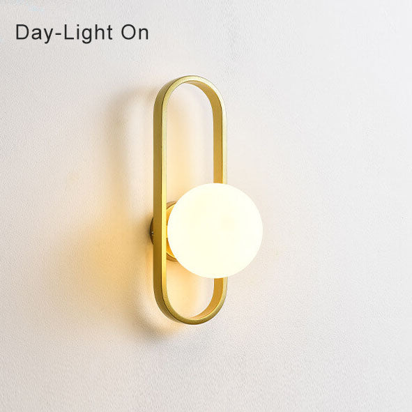 Ljuscirkel - Modern vägglampa med glaskula och cirkulärt design