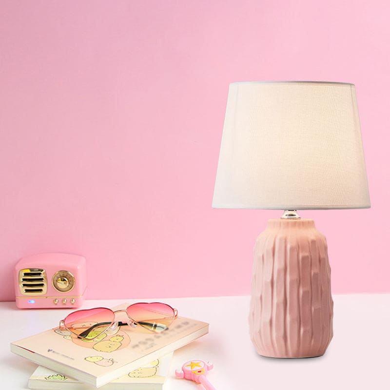 LustraForm - Modern Bordslampa med Avsmalnande Skärm