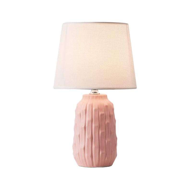 LustraForm - Modern Bordslampa med Avsmalnande Skärm