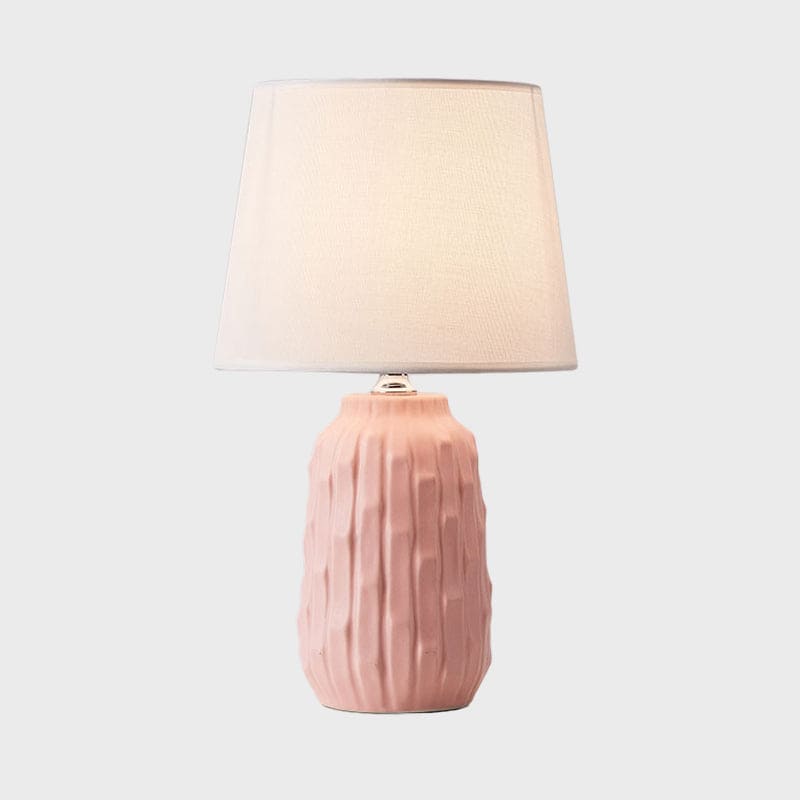 LustraForm - Modern Bordslampa med Avsmalnande Skärm