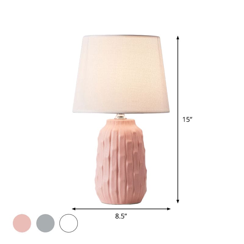 LustraForm - Modern Bordslampa med Avsmalnande Skärm