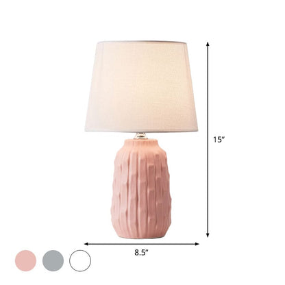 LustraForm - Modern Bordslampa med Avsmalnande Skärm